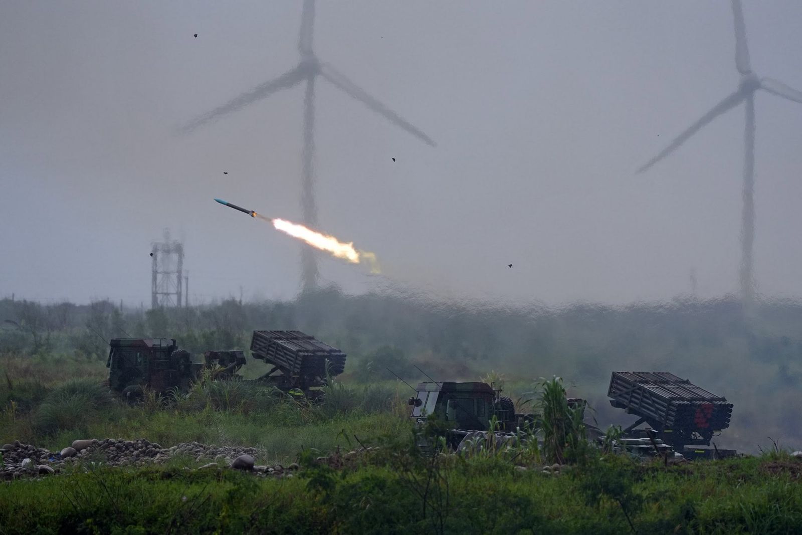 陸軍現役的「雷霆2000多管火箭系統」在台中大甲溪出海口(甲南海灘)周邊進行實彈射擊操演。圖片取自國防部發言人臉書