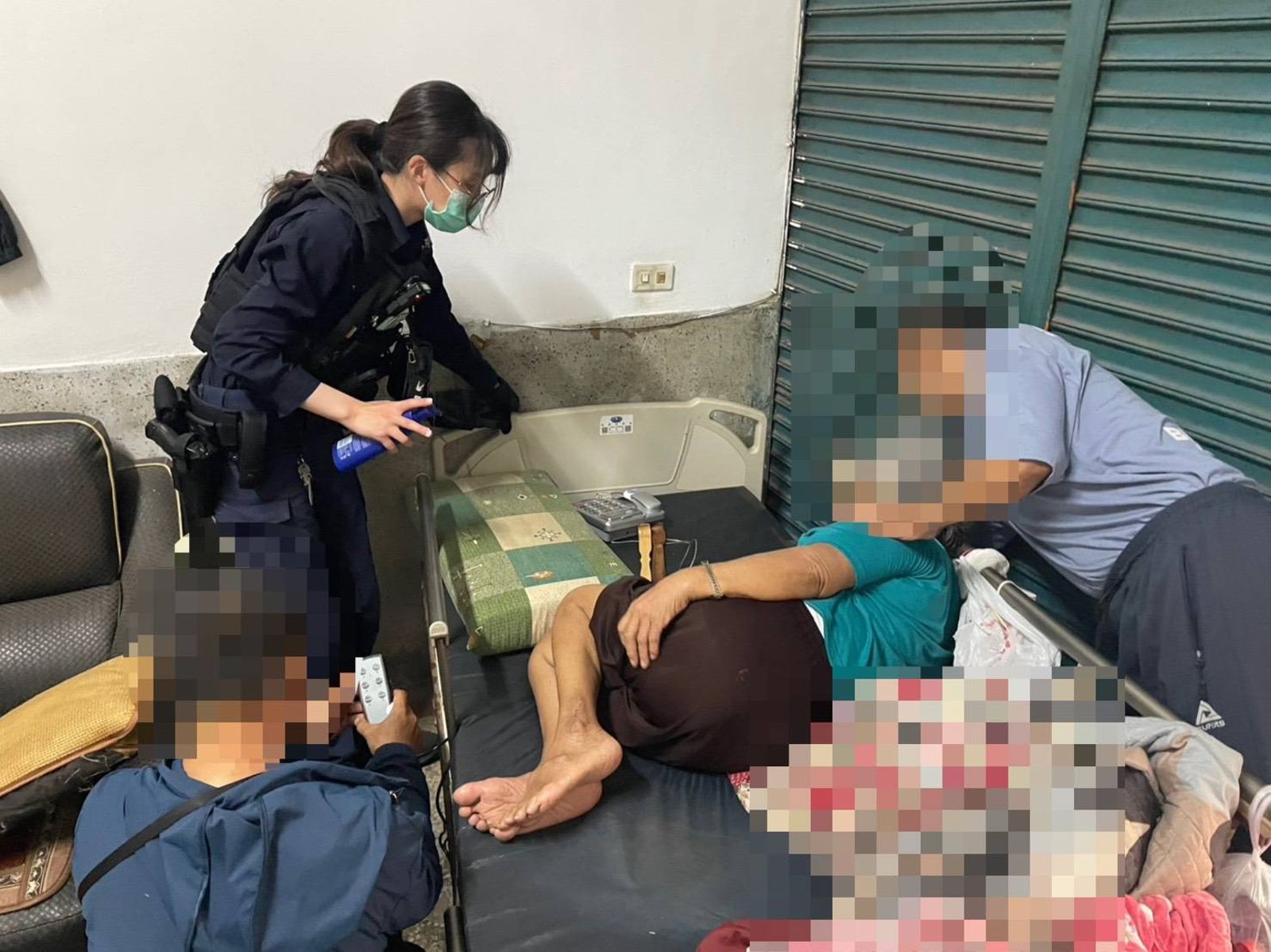 阿嬤床縫撿鑰匙「手卡死」拔不出來!鄰居召喚岡山警「一招」神救援