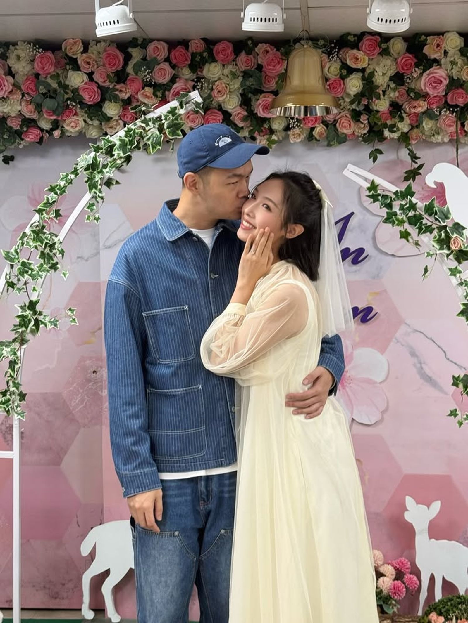 陳大天親吻老婆劉樸。翻攝Instagram @pu_liu