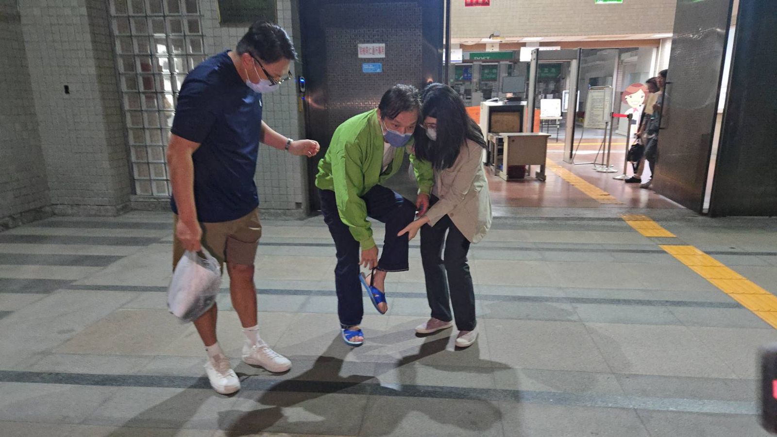 三地總裁鍾嘉村右腳配戴電子腳環獲釋　律師：同時罹患三種癌　羈押期間一度危急