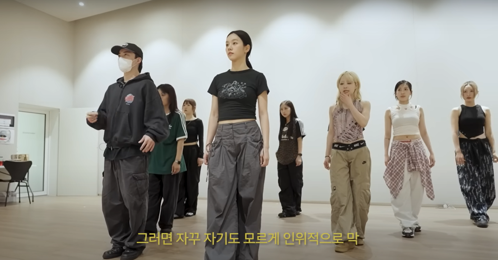 戴著口罩的WOOTAE（左）認真教惠利練舞。翻攝YT@IamLeeHyeri