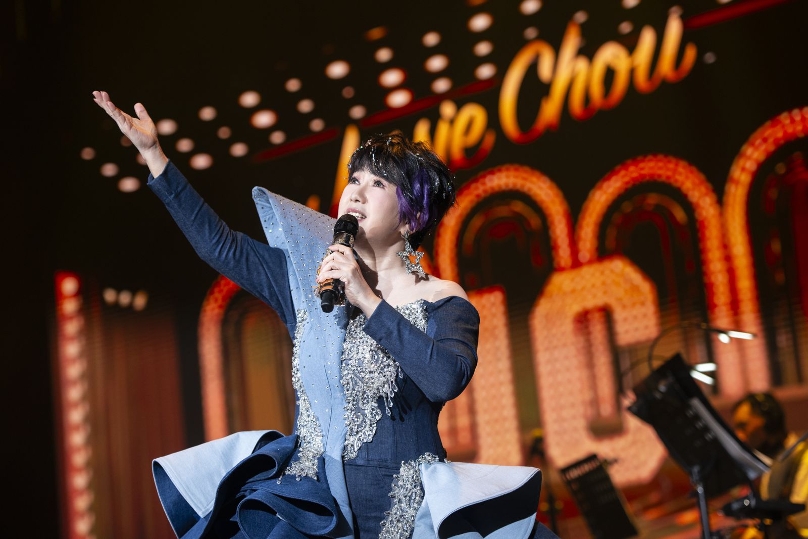 周思潔開唱遊走尺度邊緣！康康竟在台上當眾脫褲　喊話：我有備而來