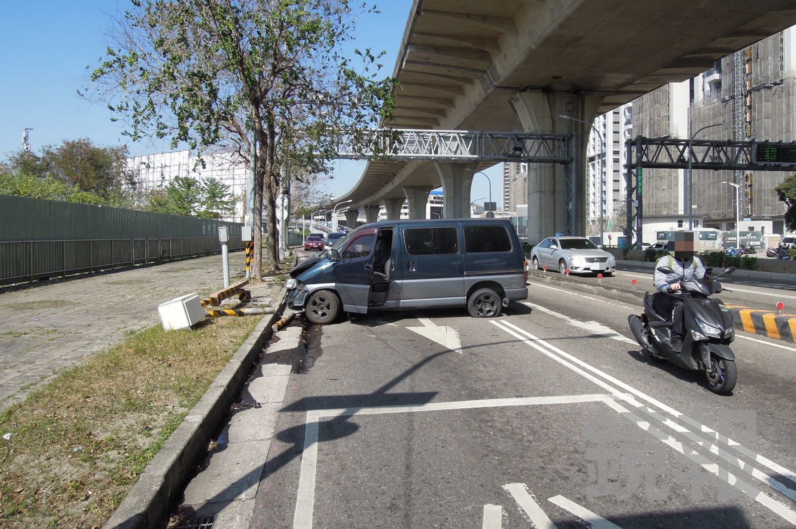 廂型車爆胎「捨身取義」撞斷測速照相桿　網讚「第一次塞車不想罵人」