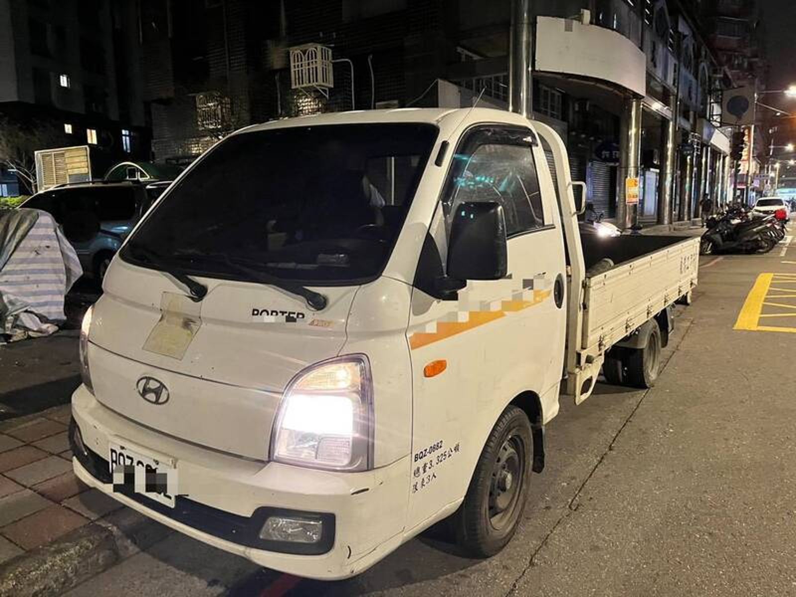 小貨車司機「恍神」　板橋街頭「橫掃」1轎車、8機車