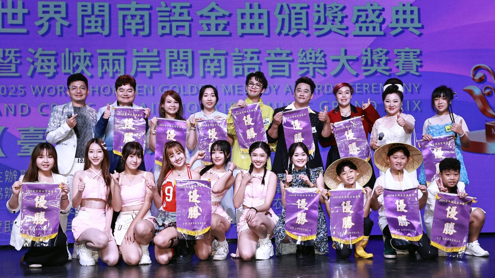 白冰冰與成人組、兒少組入圍者合照。長興影視提供