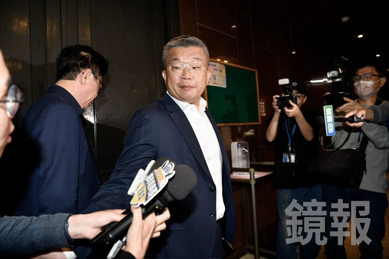 大擁抱交棒！柯建銘卸下「萬年總召」　蔡其昌挑戰成功、當選新一代民進黨團總召