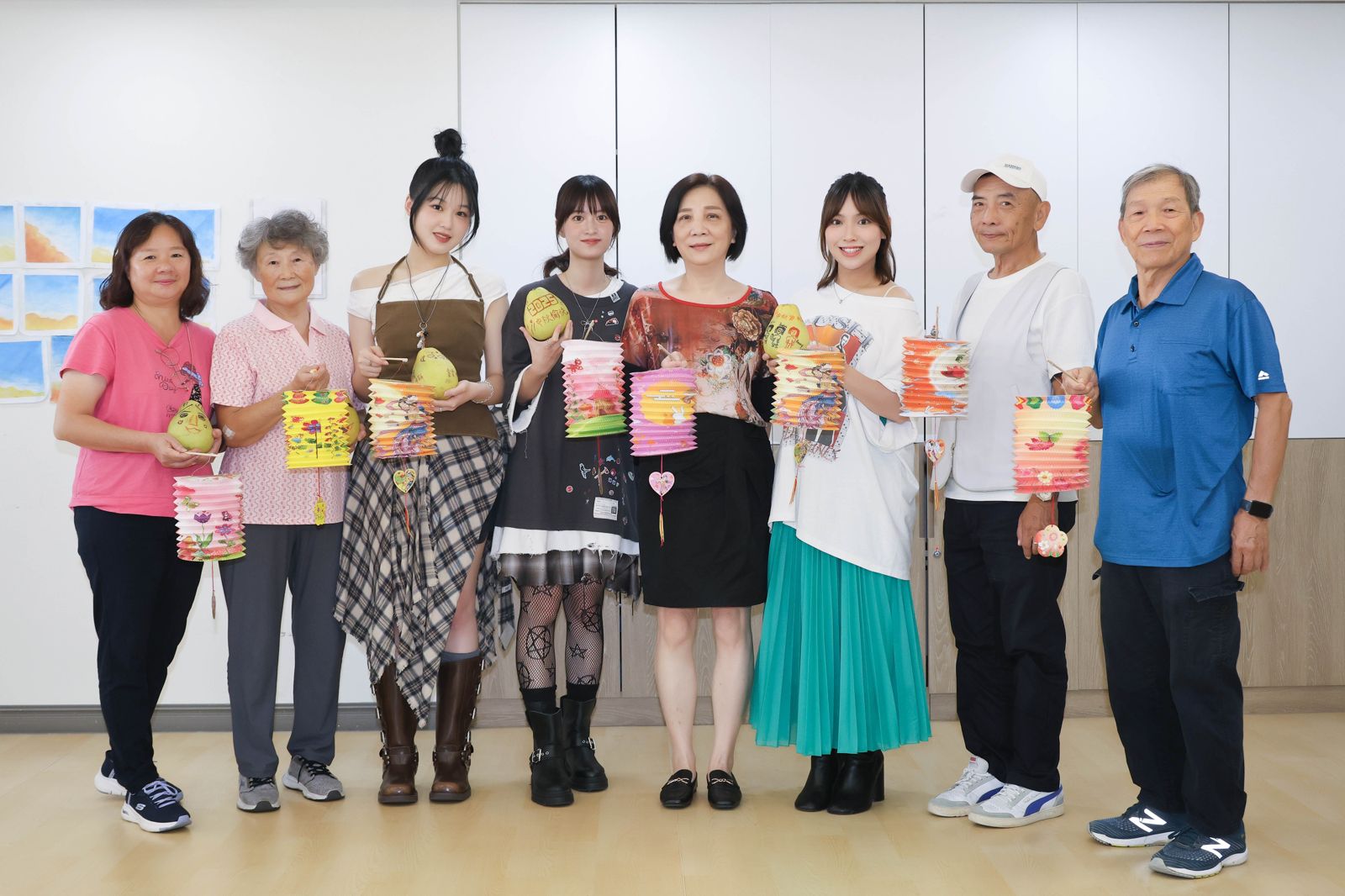 陳佩賢、童雲晞、康庭瑋化身公益大使於中秋節前夕送暖。紅心字會提供