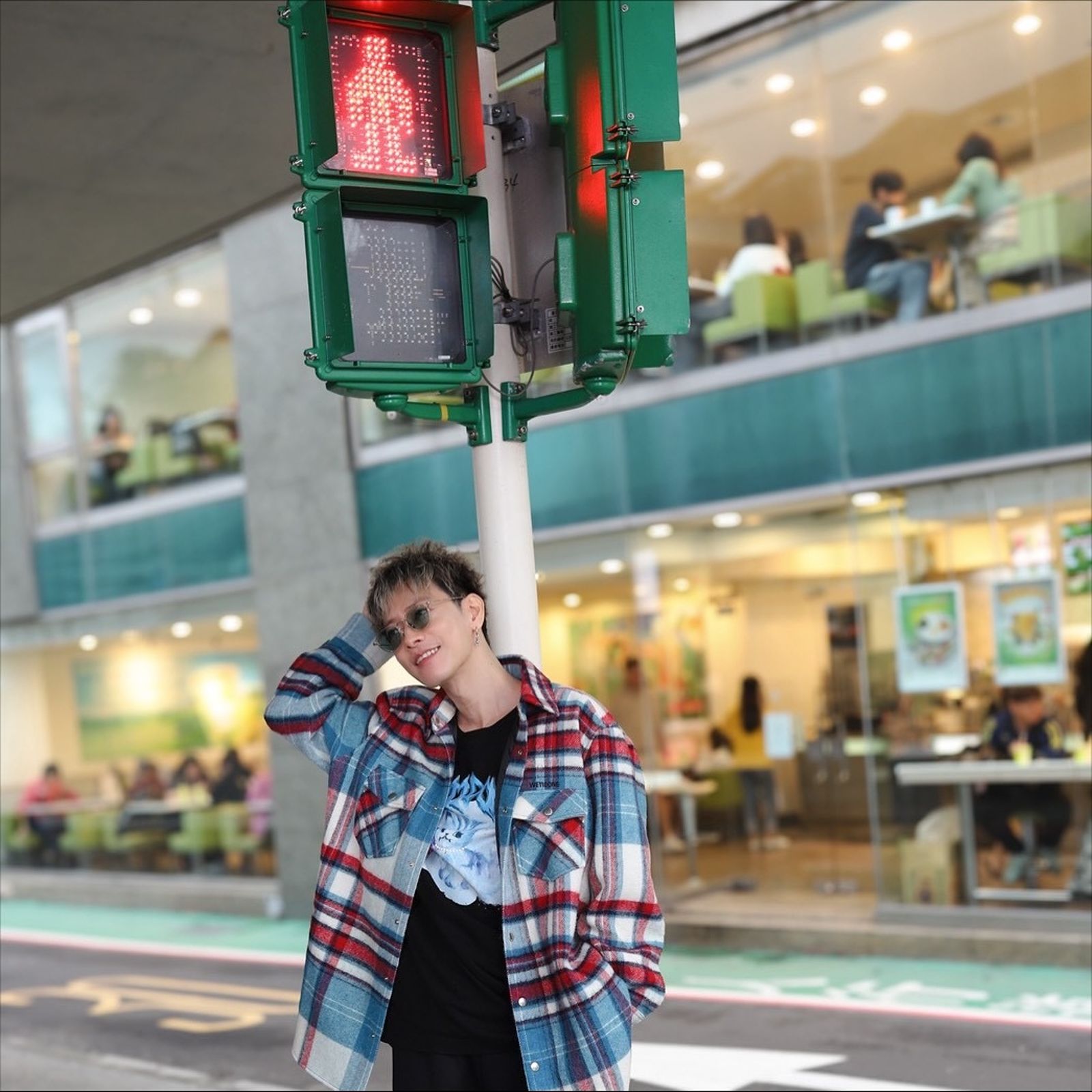 佐藤健上週來台拍了許多街拍照,在紅綠燈前也拍出時尚帥照。翻攝IG@takeruxxsato