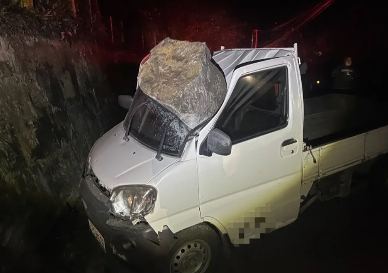 冰箱大落石從天而降！苗栗泰安小貨車被砸　菲籍2移工「靠A柱撐」死裡逃生