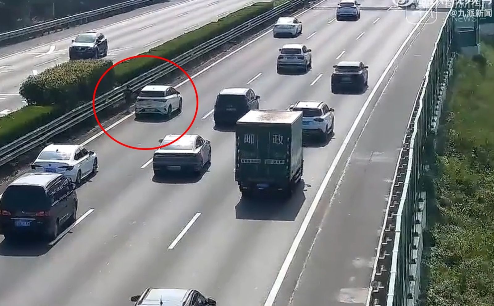 駕駛好心載小男孩與交警碰面。圖／翻攝自微博／頭條新聞