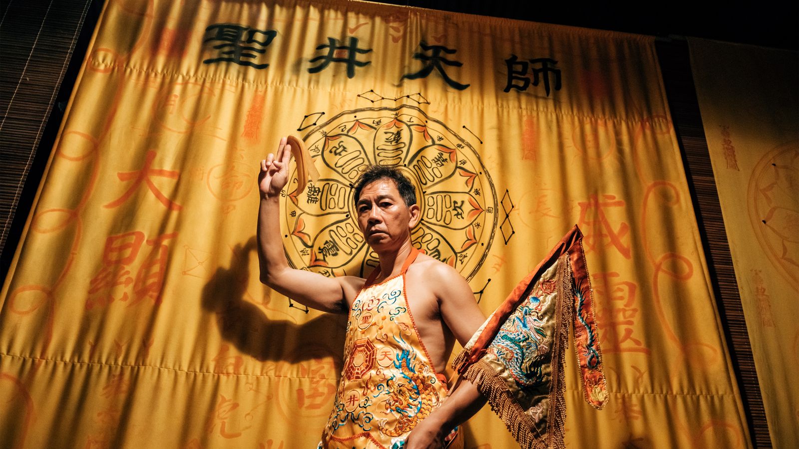 張吉安《搖籃凡世》中袁富華扮演的神祈為虛構。海鵬影業提供