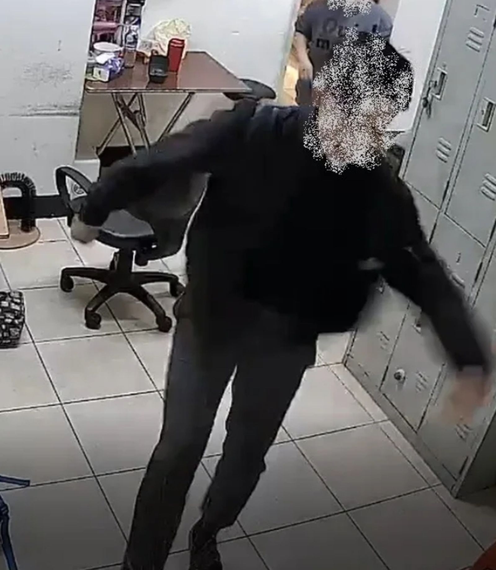 呂男為愛逞凶過程全都錄。新北市動保處