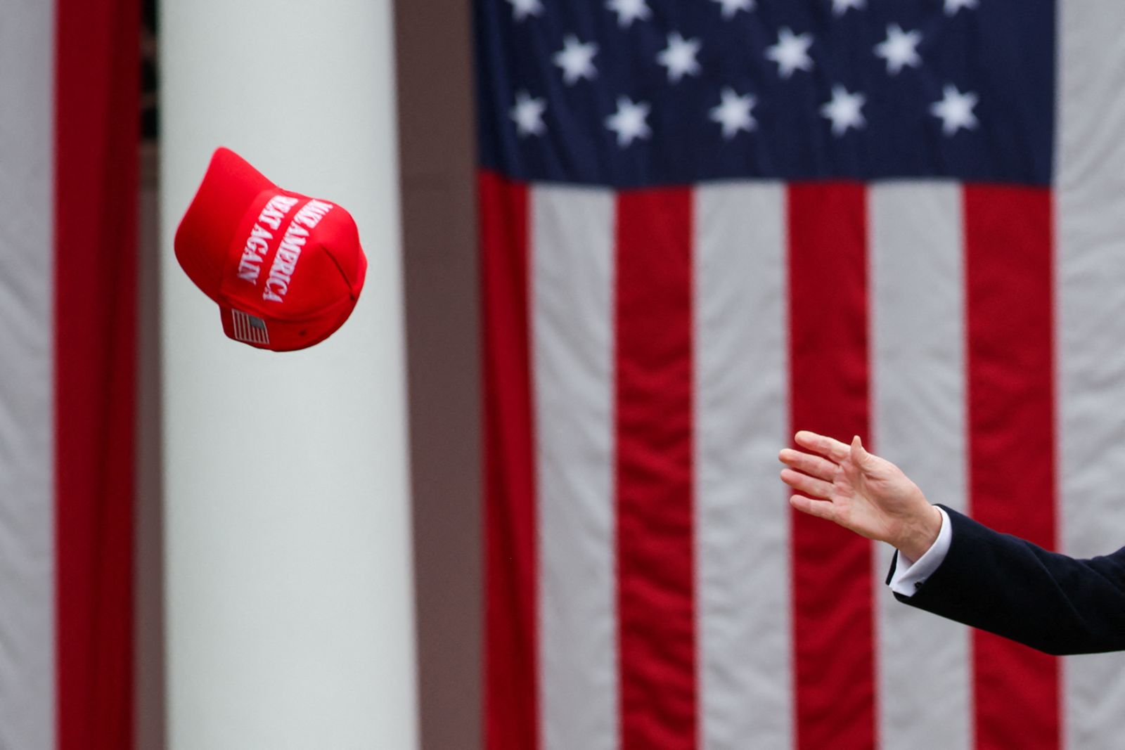 羅世宏專欄:不想「讓美國再度偉大」?川普自毀的長城不只一座