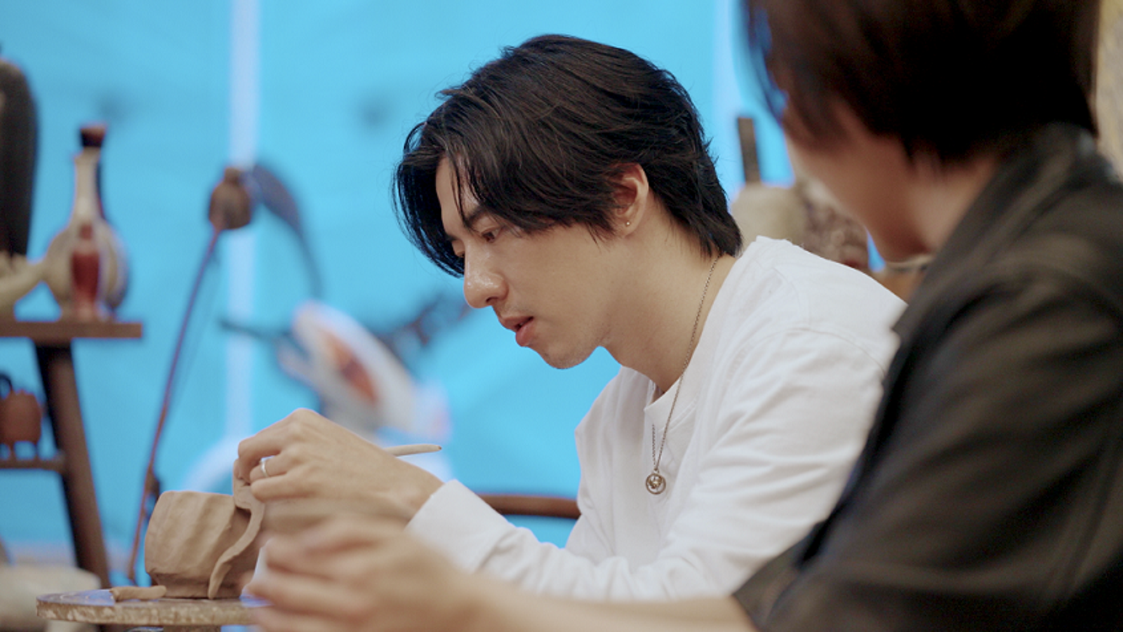 傅孟柏曾經下戲後莫名動怒，搬沙發砸破落地窗。鏡電視提供