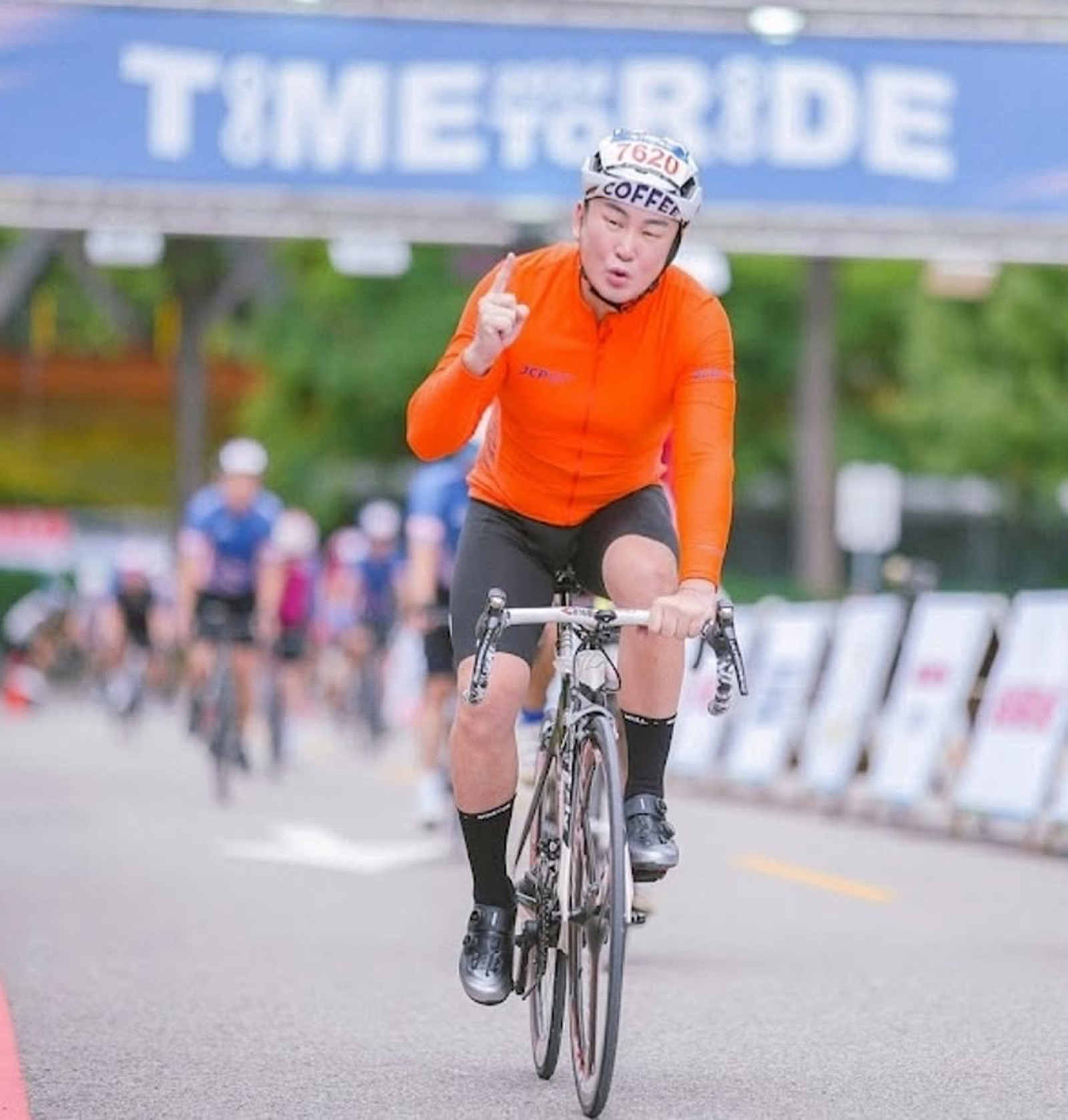 洪毛有騎車、運動的習慣,沒想到無視身體發出的警訊,讓他差點送命。翻攝IG@vencent0127