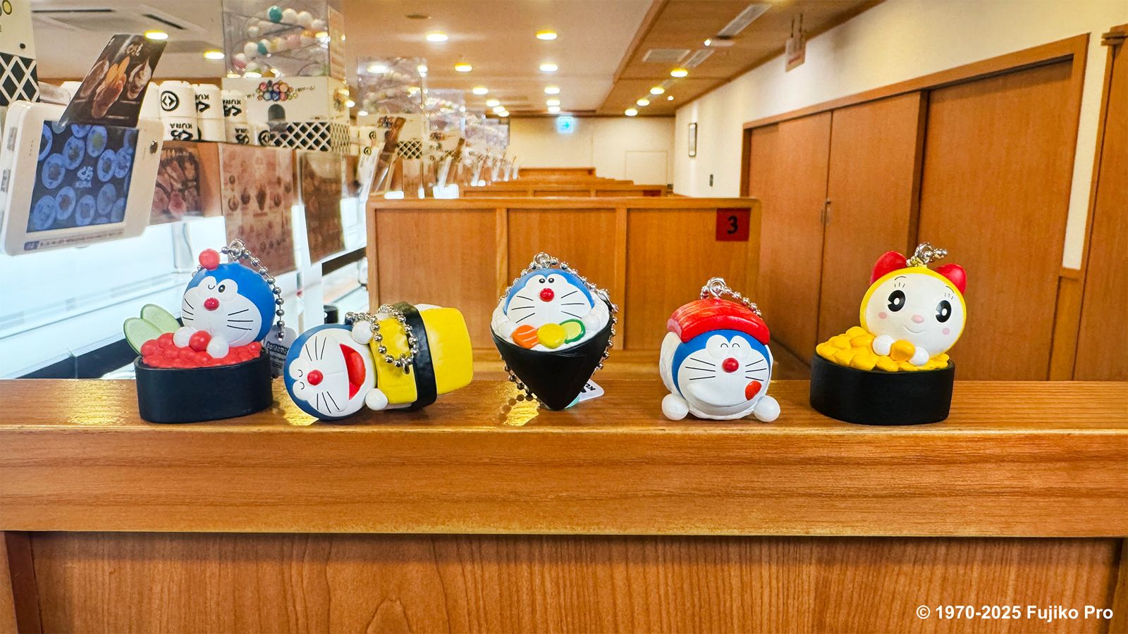 藏壽司與哆啦A夢聯名的5款「公仔吊飾」扭蛋，11月14日起登場。（藏壽司供圖）