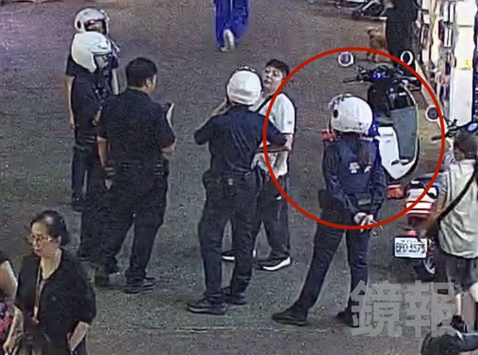 男子不停飆罵,段姓女警在旁戒護。顏凱勗翻攝