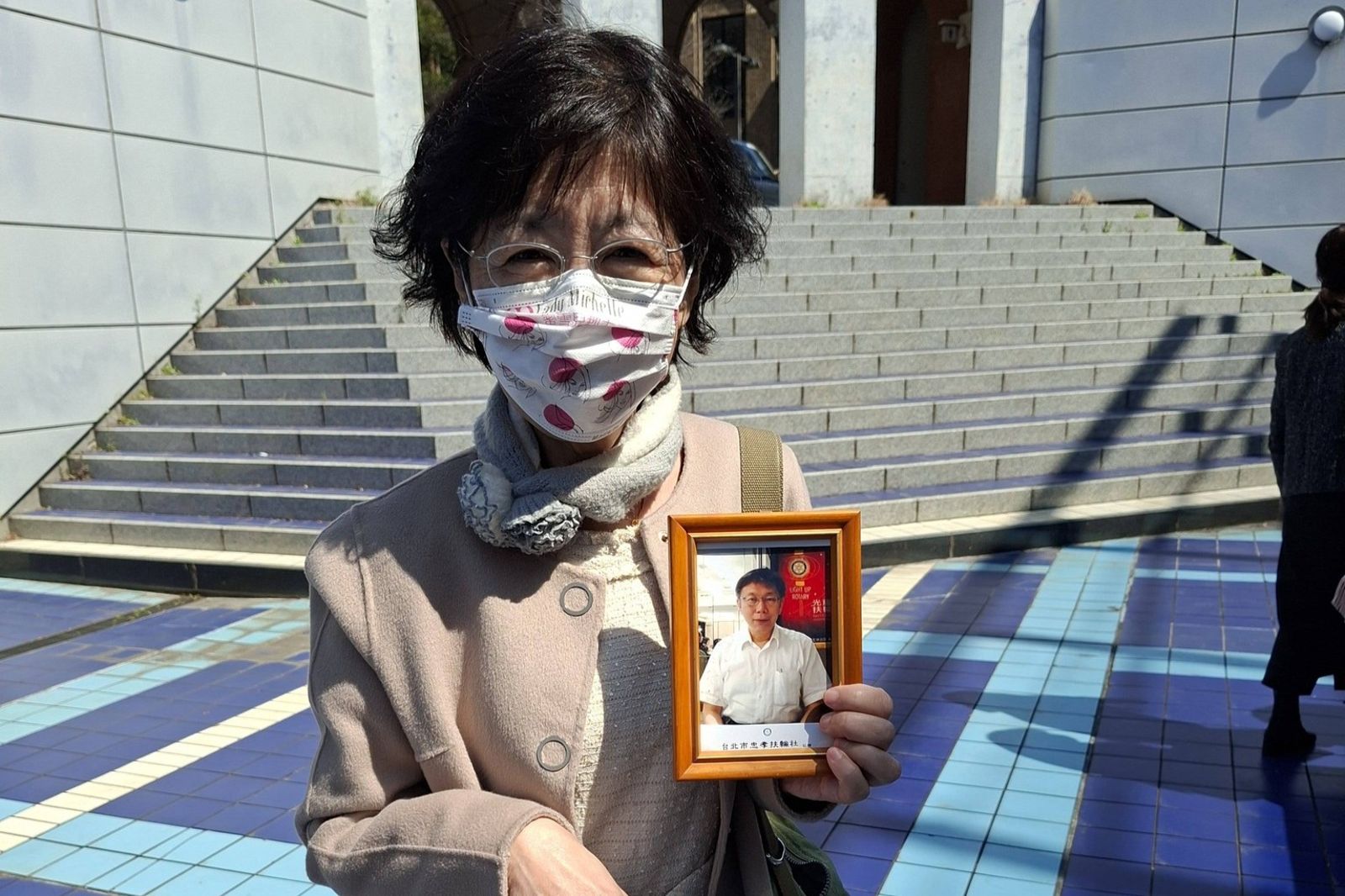 陳佩琪赴日參加兒子畢典　手捧「柯文哲照片」彌補遺憾