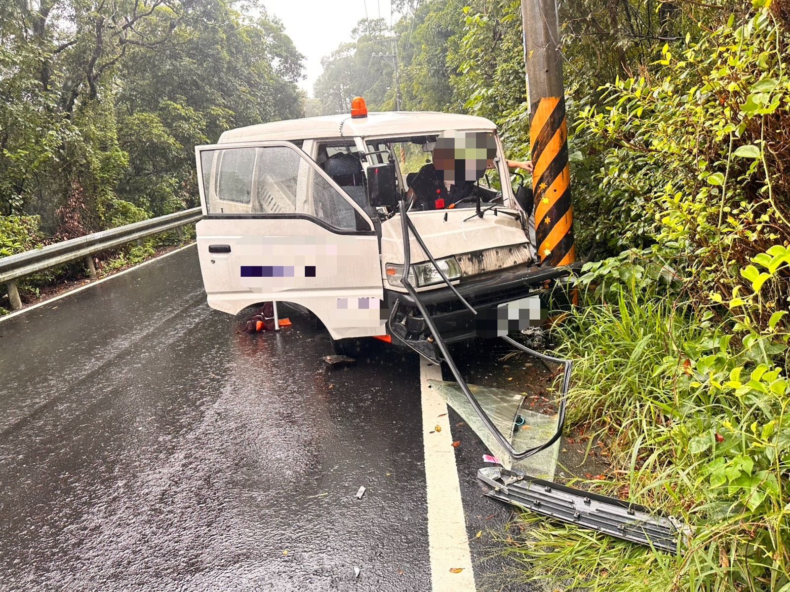 剛送動物「回家」!新北動保處公務車打滑撞電桿 駕駛受困進醫院