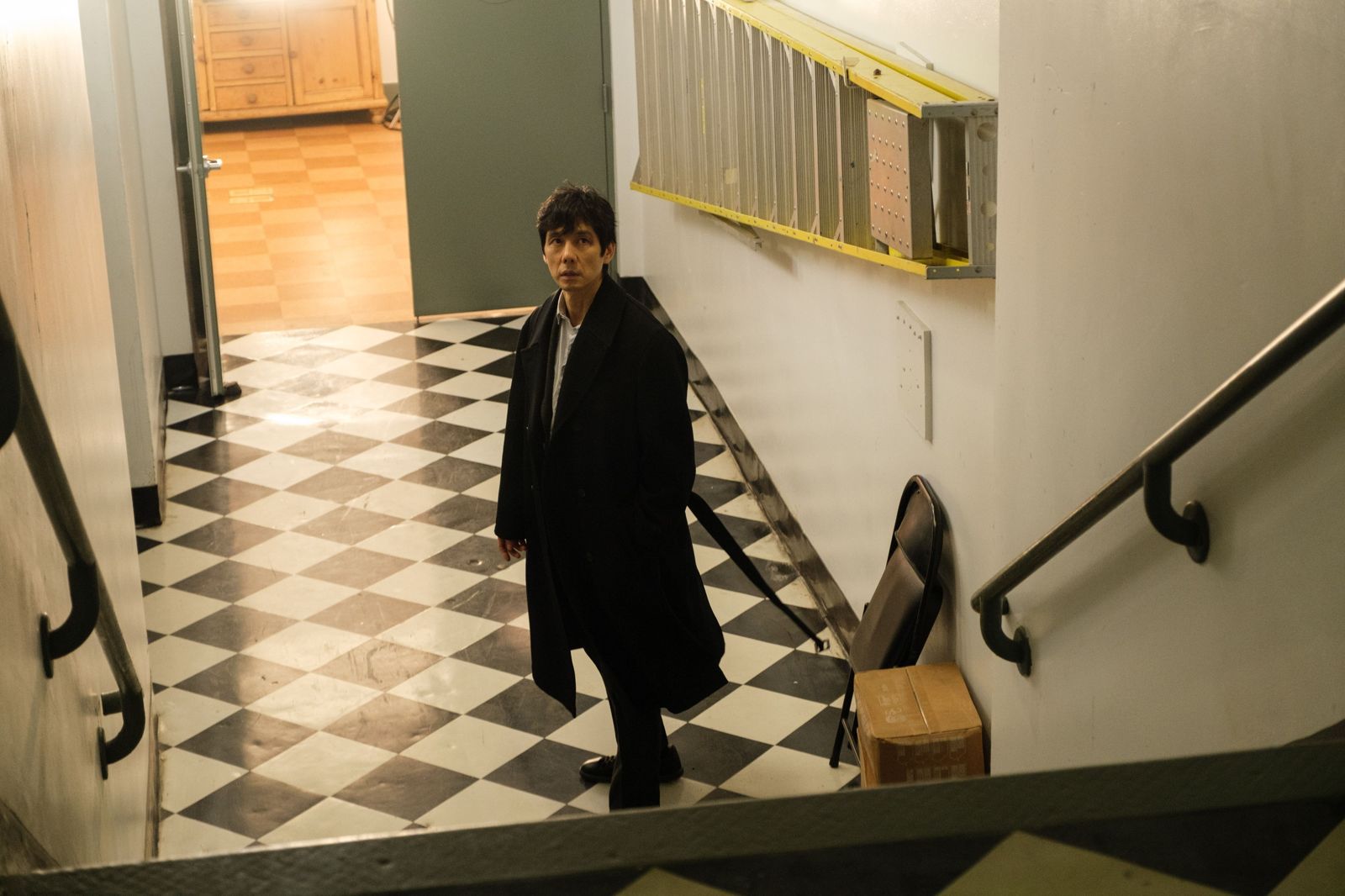 西島秀俊在《最親愛的陌生人》片中追查兒子綁架案。甲上娛樂提供