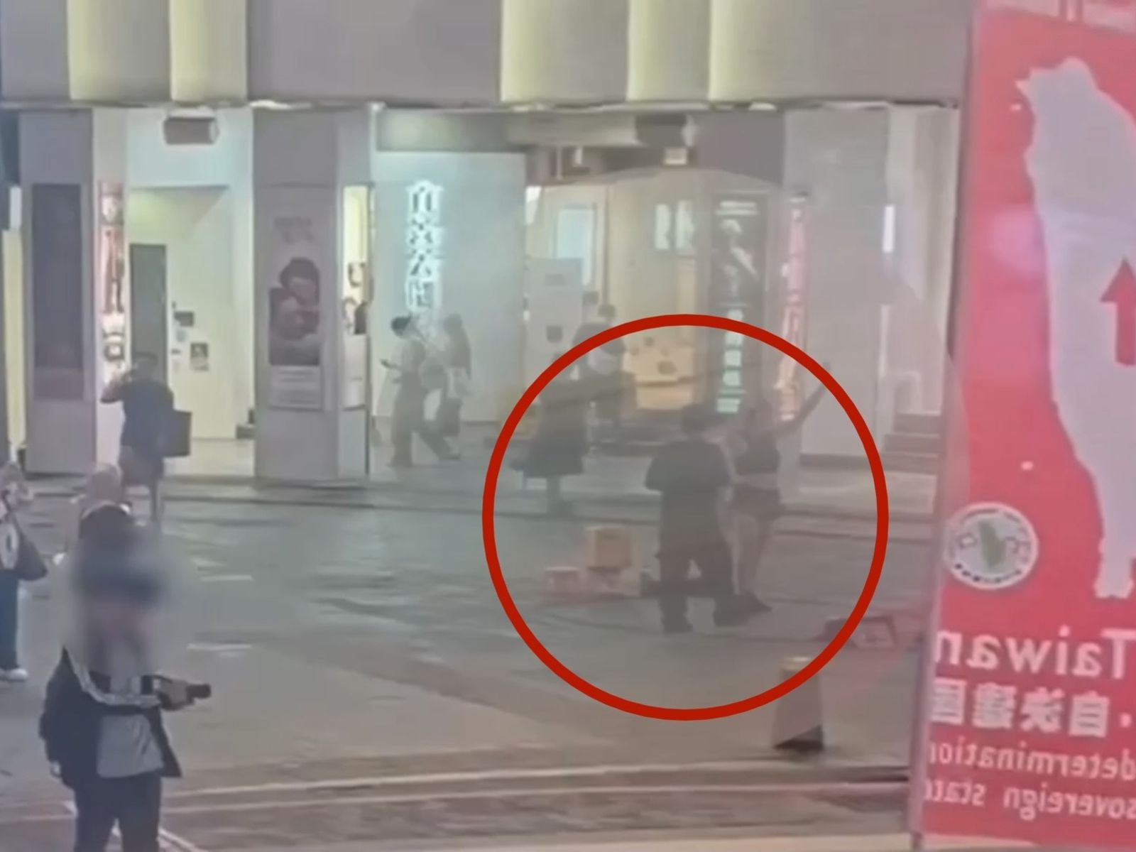 西門町表演變鬧劇!男闖安全繩揮外套 街頭藝人控遭羞辱、挑釁
