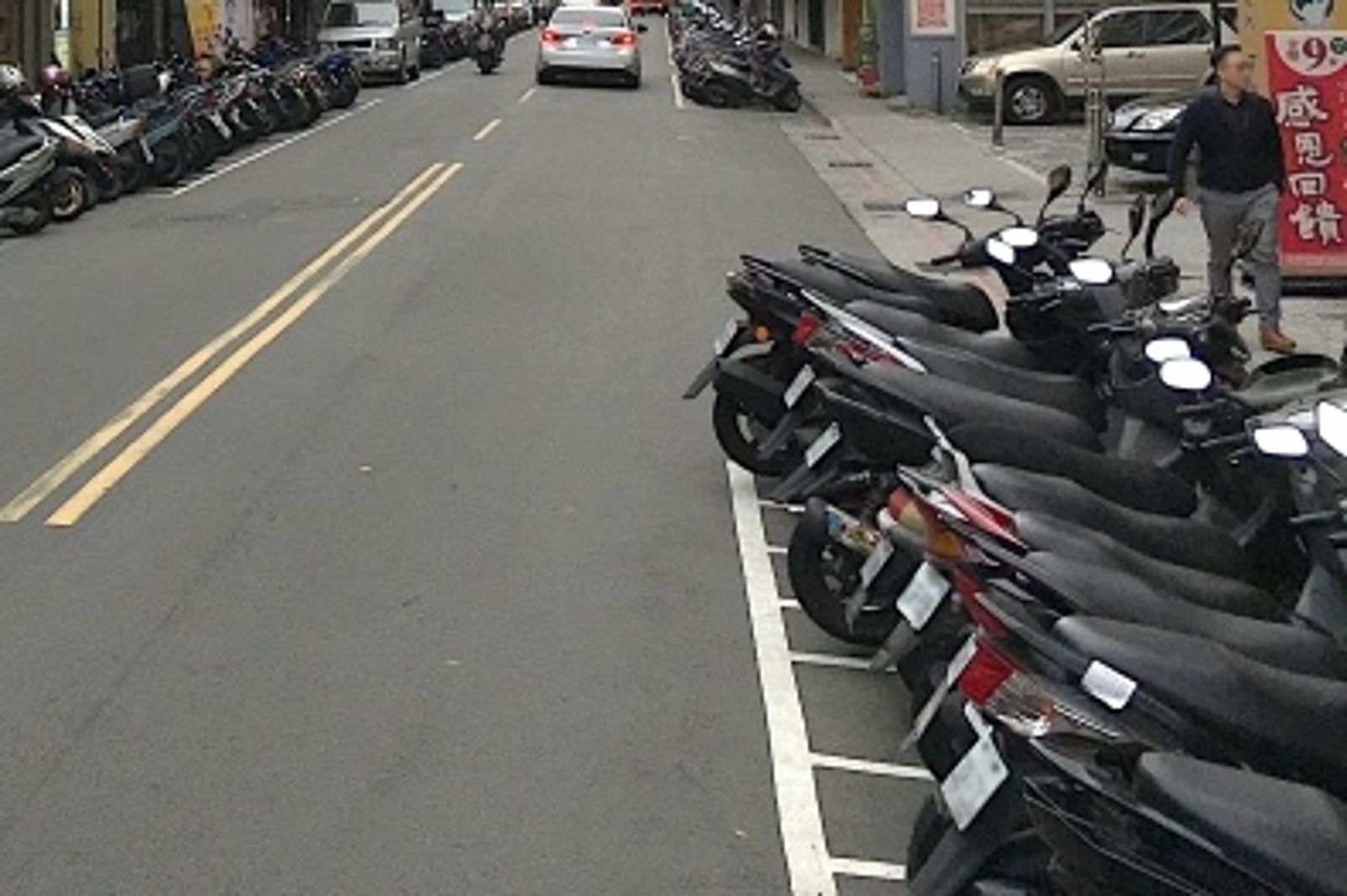 機車族沒車位別亂移！高雄男硬插「1格2車」　遭罰1200元
