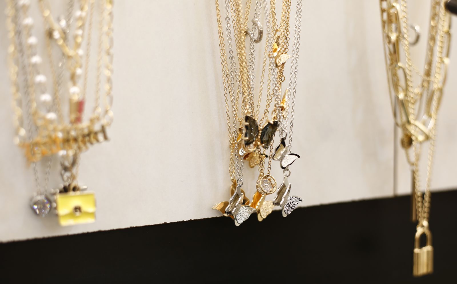 未婚妻裝針孔偷拍保險箱密碼！變賣媽媽心愛遺物稱「夠愛就會原諒她」　下場出爐