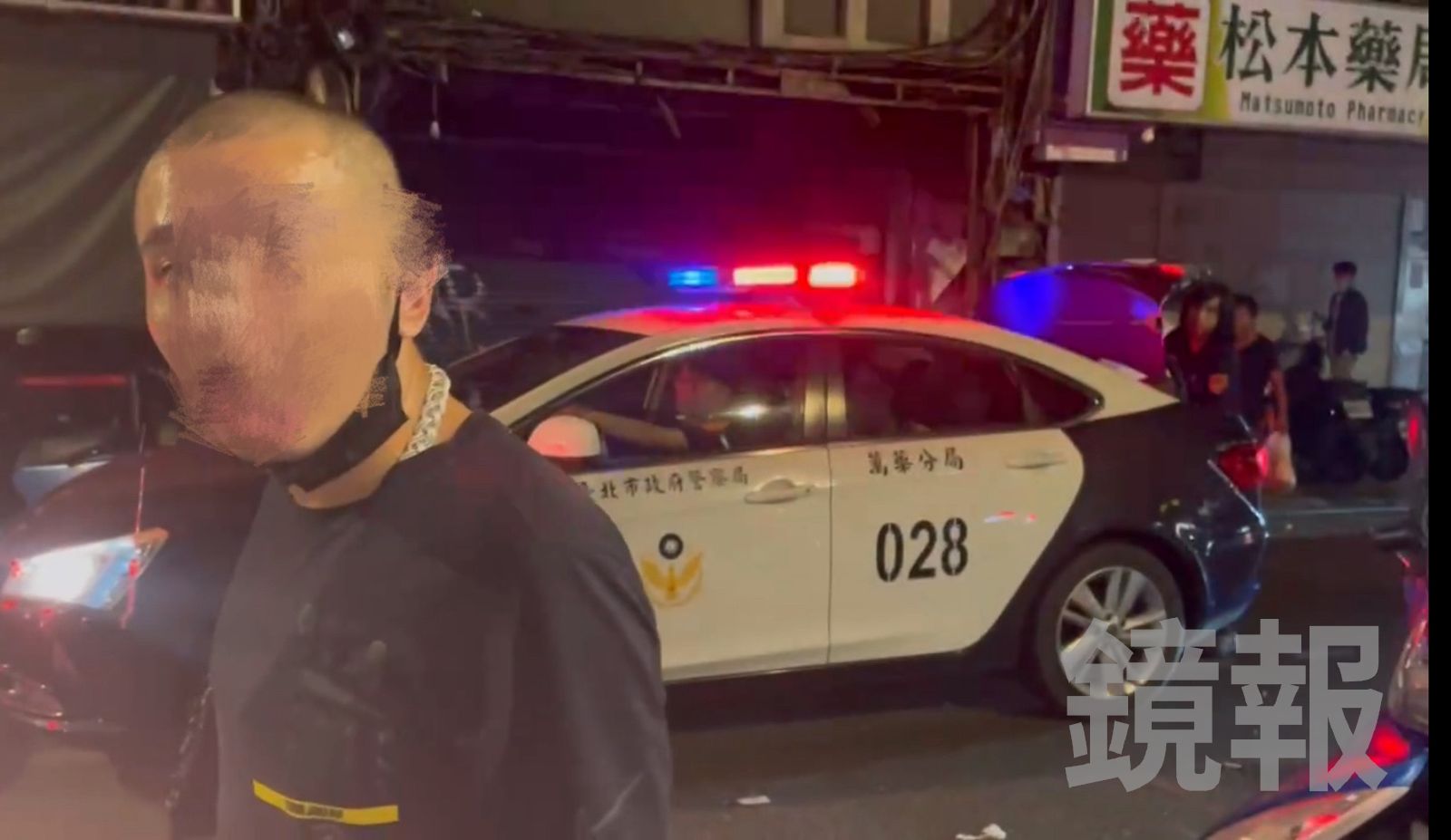 圍事小弟不斷驅散觀望民眾,甚至強逼刪除影片態度囂張。顏凱勗攝