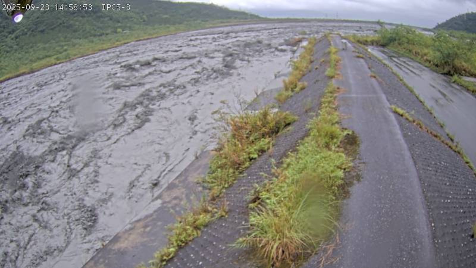 馬太鞍溪堰塞湖即時畫面。圖／翻攝自林保署官網