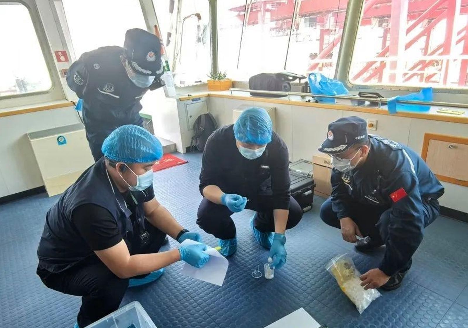 上海海警上船調查。圖/百度