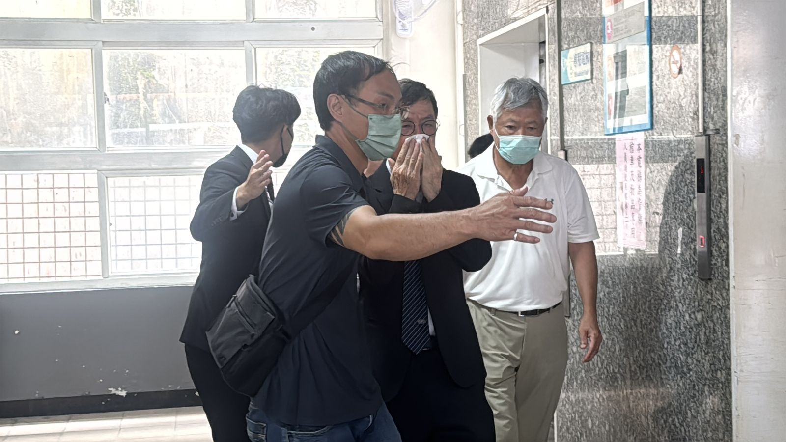 彭振聲來了！一早赴殯儀館探視亡妻　下樓雙手掩面拭淚不發一語