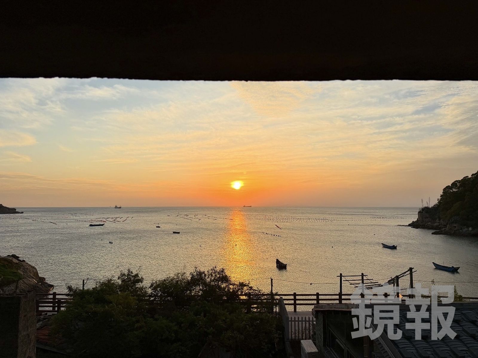 從「西尾半島物產店」２樓陽台區看夕陽的角度很棒。