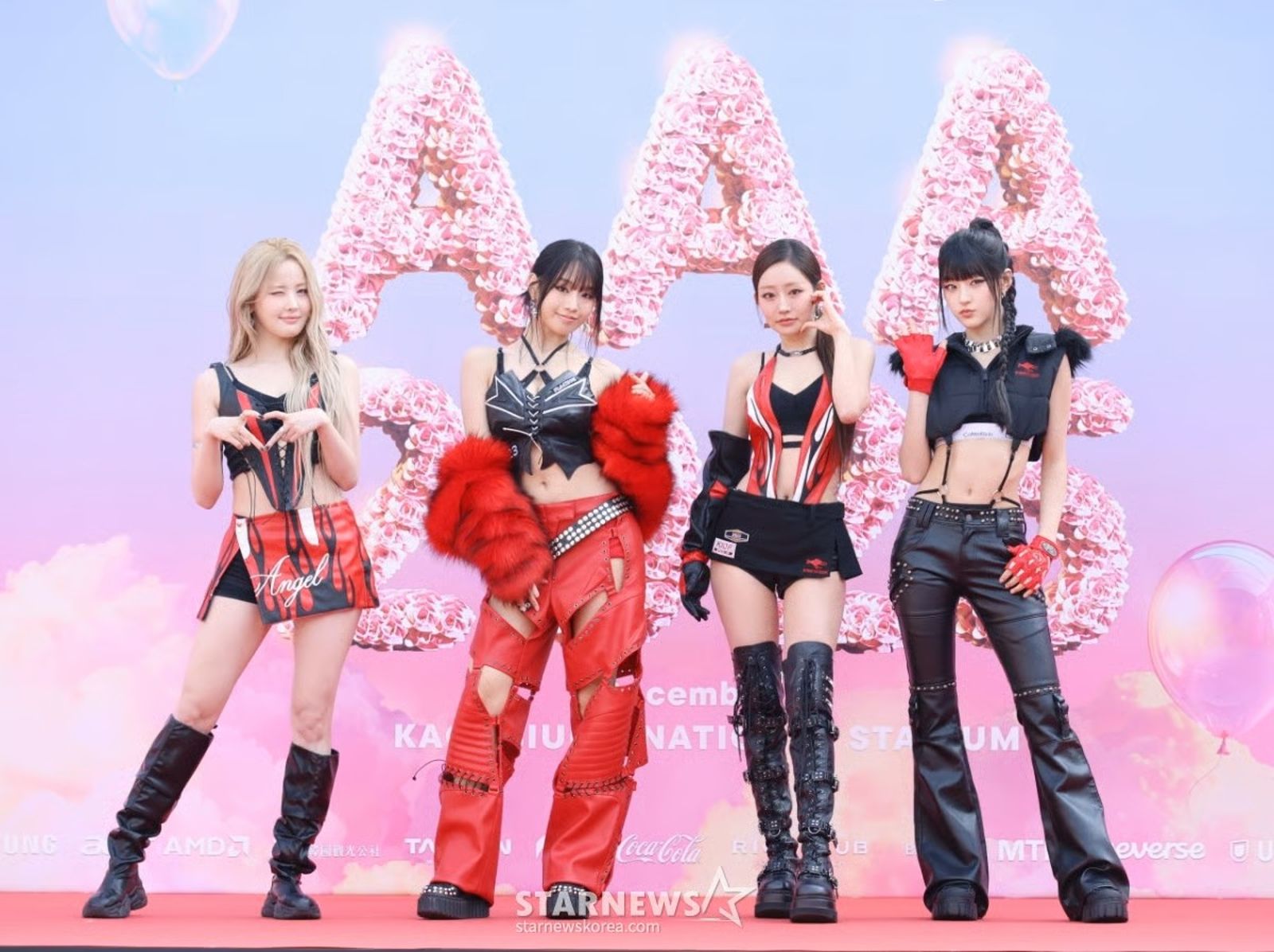 KISS OF LIFE辣露小蠻腰。翻攝STARNEWS