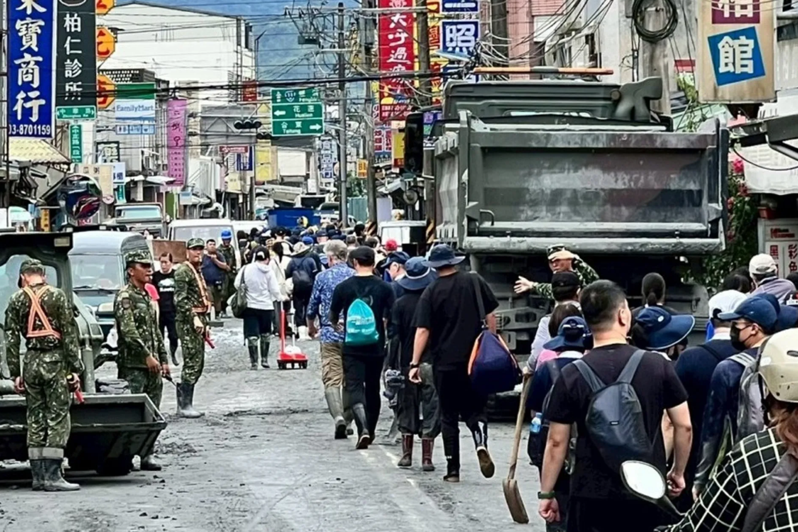 災區志工「直播帶貨、擋路狂拍照」！他點2心態：來就好好幫
