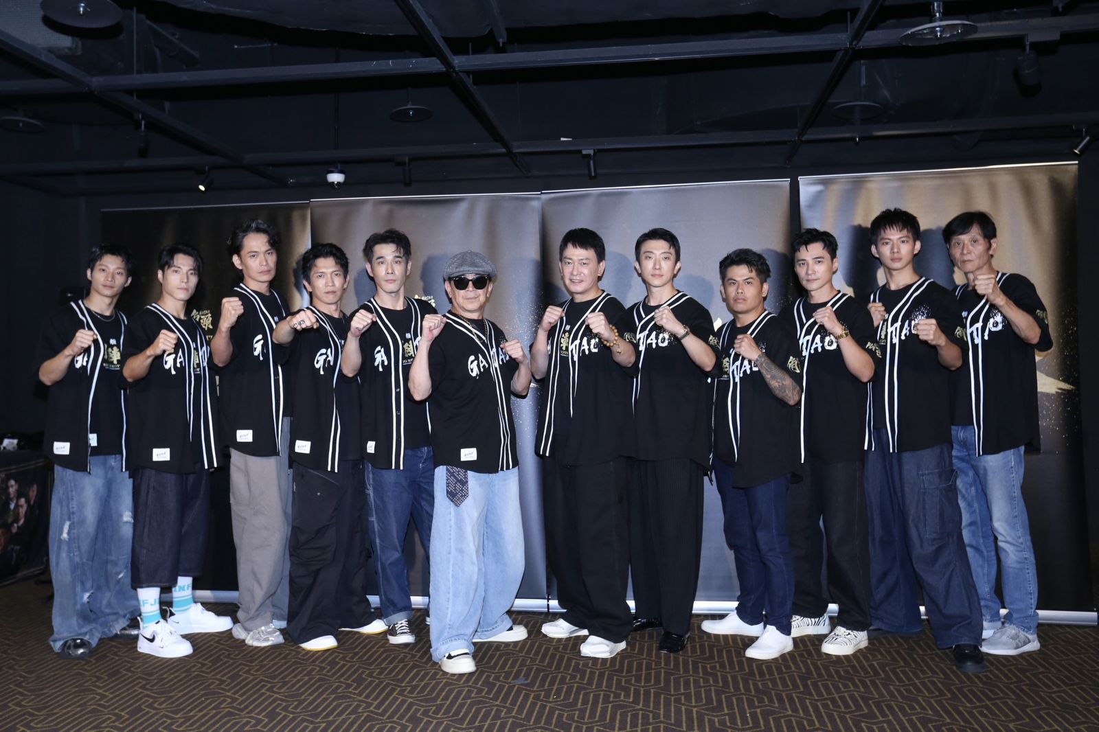 黃鐙輝與20全裸AV女優大戰4小時　急送老婆萁萁出國