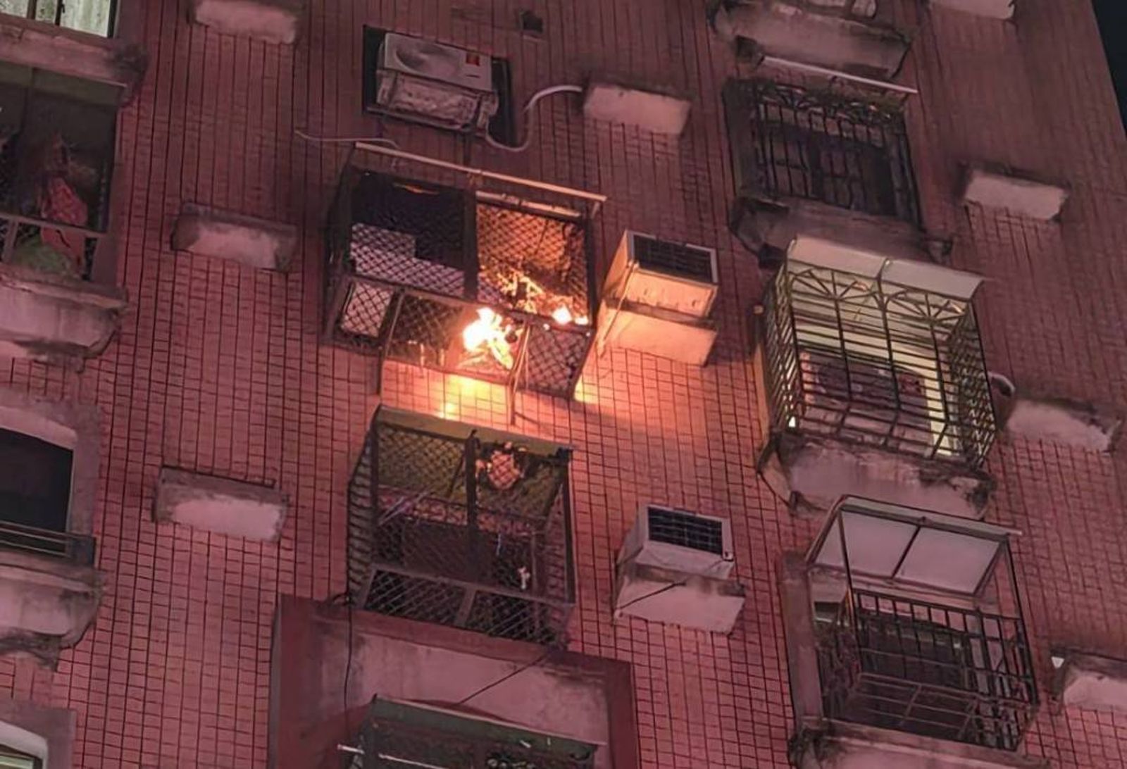 中秋夜狂歡悲劇了!大樓旁放煙火「直衝7樓燒陽台」 男涉公共危險罪送辦
