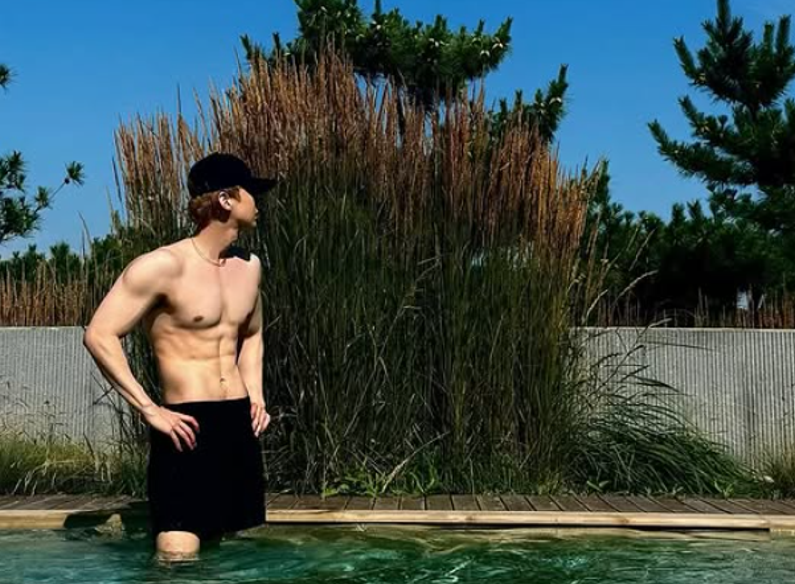 白敬亭泳池裸身曬照炸出6塊肌　IG 20小時破30萬讚