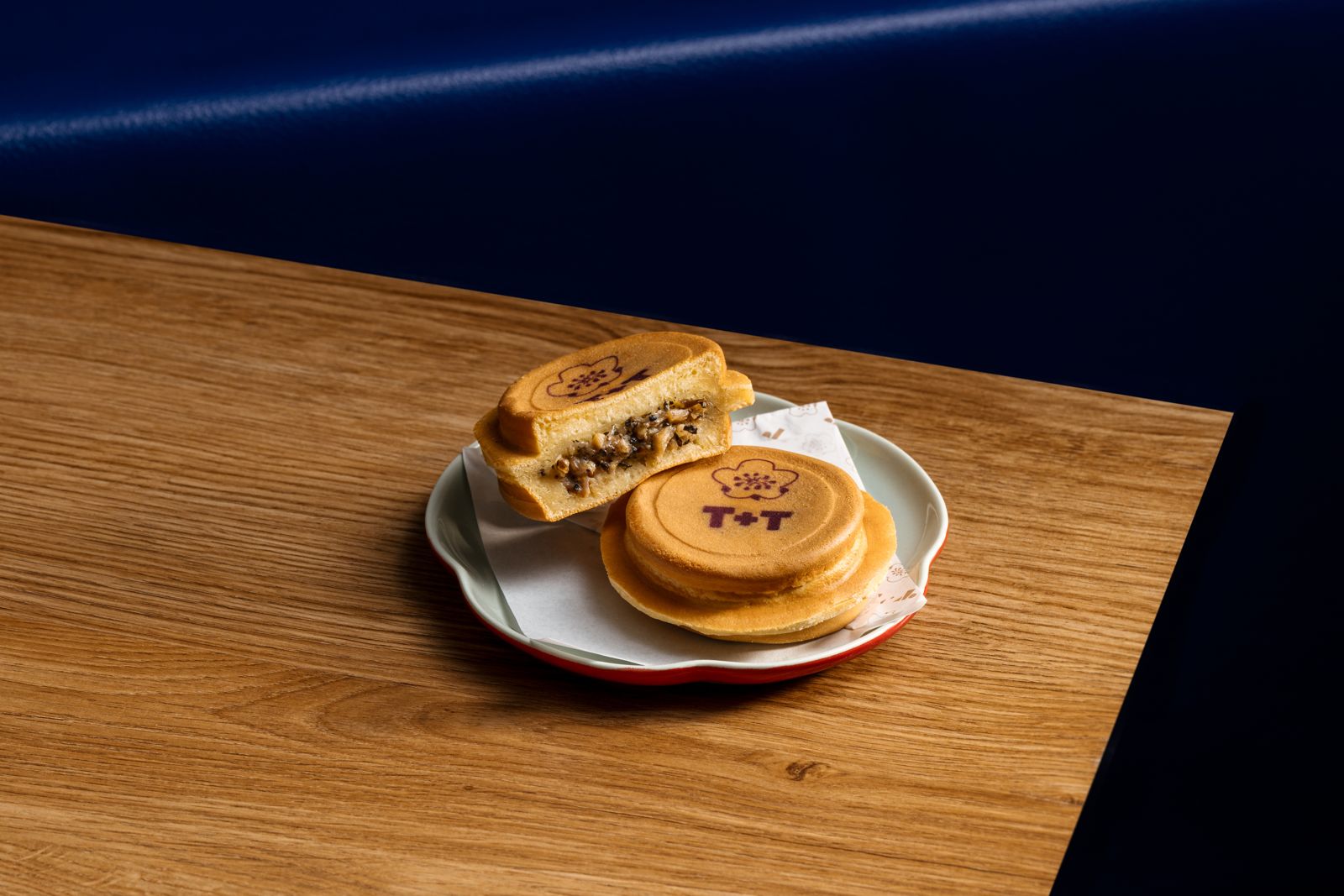 鹹香鬆柔的「玫瑰鴨松露車輪餅」,是「T+T」最經典的料理,在商務艙和豪華經濟艙都點得到。(T+T供圖)