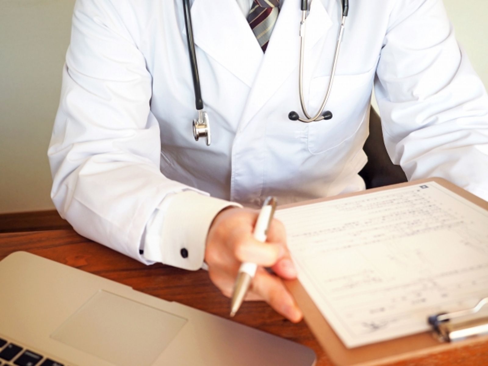 2年看診20次↑！自行篩檢竟已腸癌第3期　她崩潰：醫生說太年輕不會罹癌 
