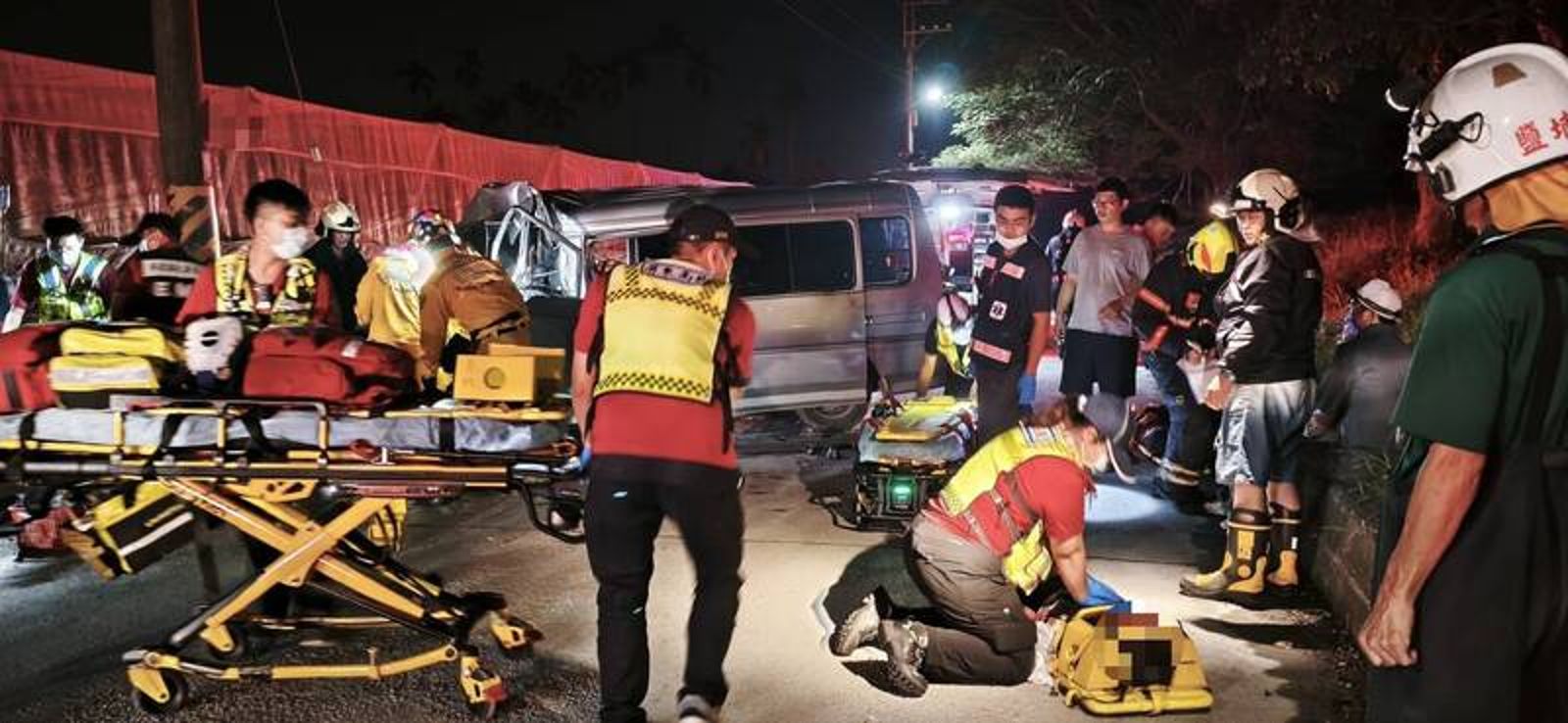 屏東鹽埔鎮振興村砂石車河堤道路發生1死7傷自撞車禍,救護員救出56歲司機後施作心肺復甦術。讀者提供