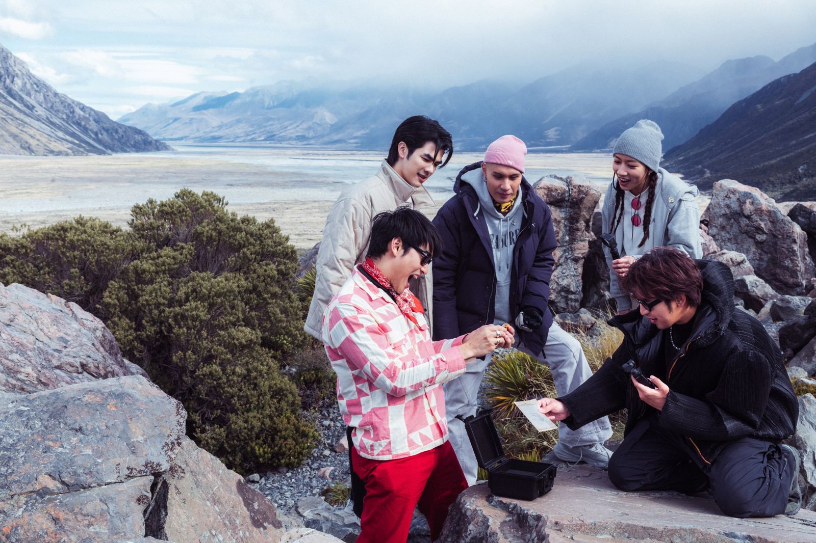 Apo(左起)、Mile、黃宣、陳妤和陳柏霖開心發現藏寶箱。出去一下提供