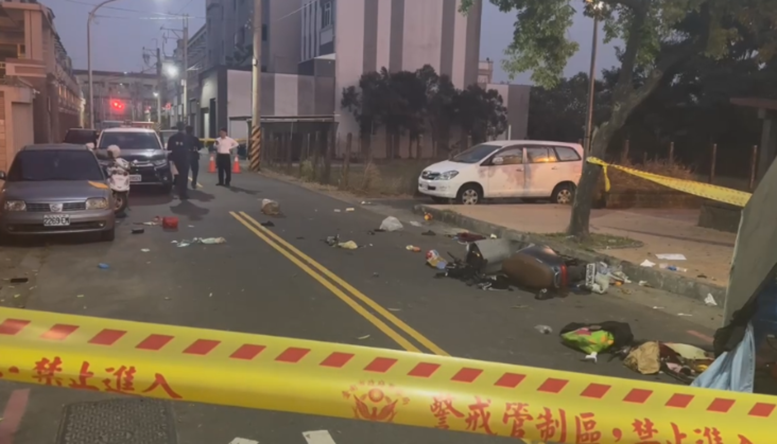 小貨車高速撞擊路邊汽機車，車禍現場一片狼藉。讀者提供