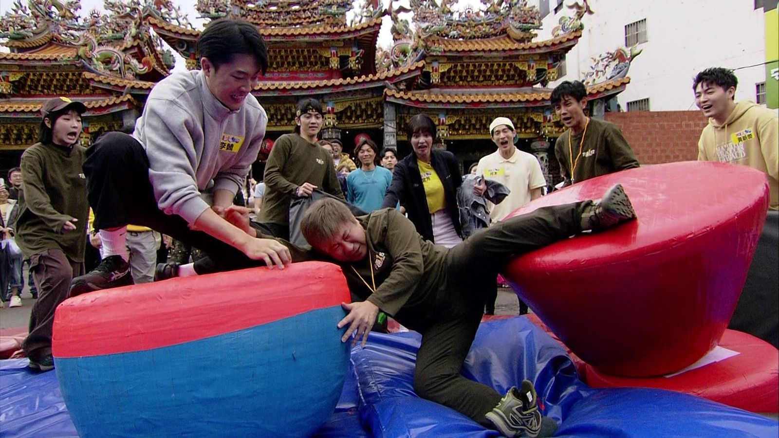 66歲胡瓜重心不穩慘重摔！錄影現場鞋子噴飛　急交代董至成「代打」上陣