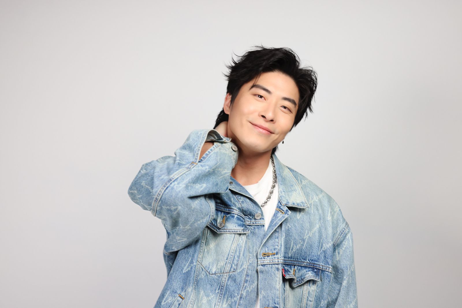 膝蓋韌帶、半月板全毀！38歲男歌手住院數月傷勢曝光　父出手助走出低潮