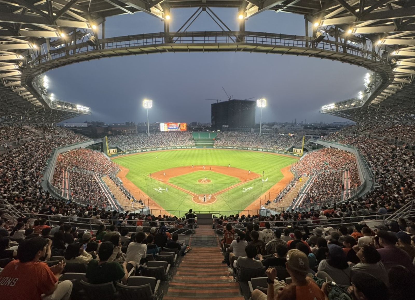 亞太球場2.3萬人擠爆！南市府「閃電收割」攤商主導權　球迷怒炸灌爆：韭菜收割局