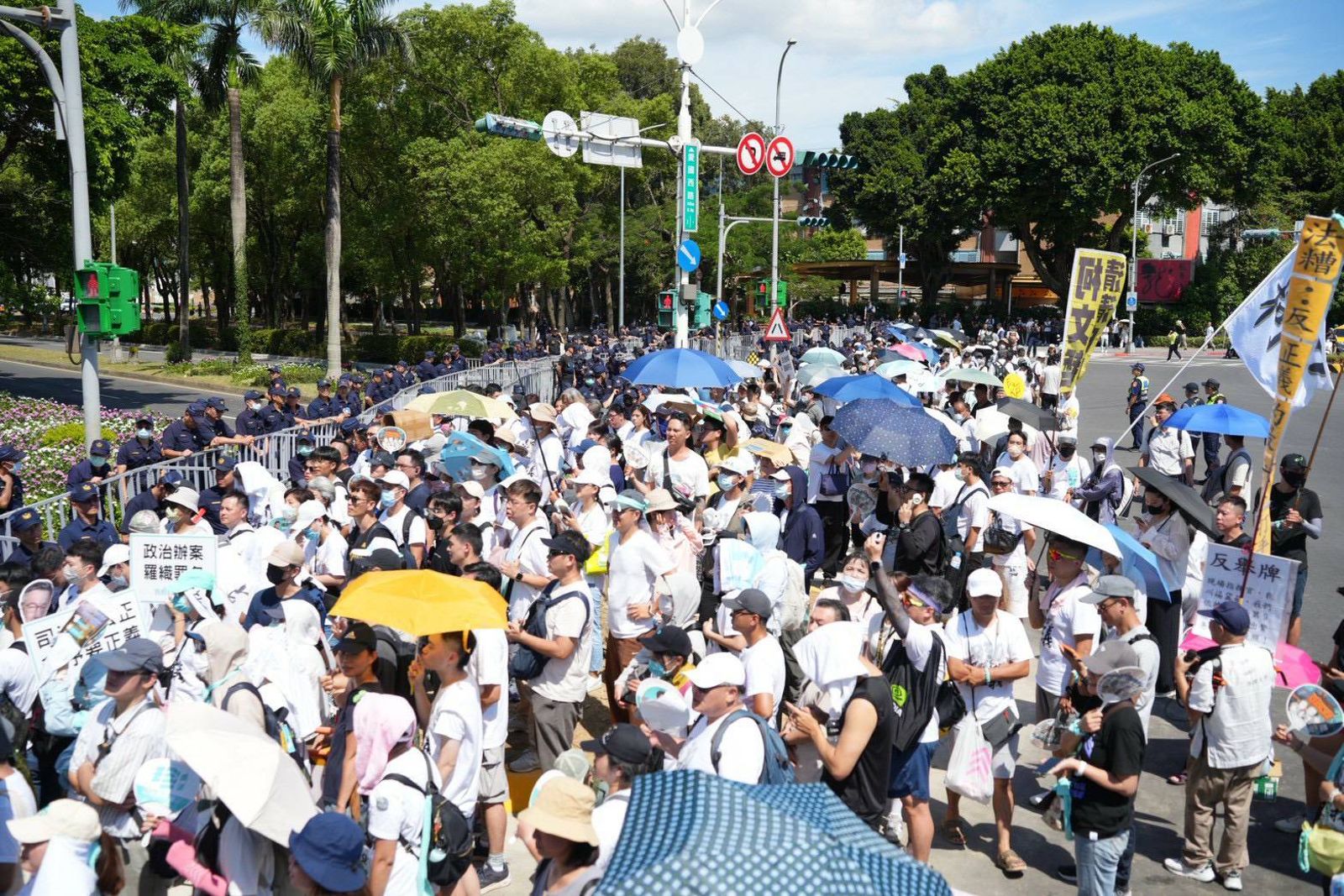 民眾黨「走讀」衝突釀8警受傷　警政署震怒：要求北市警嚴辦