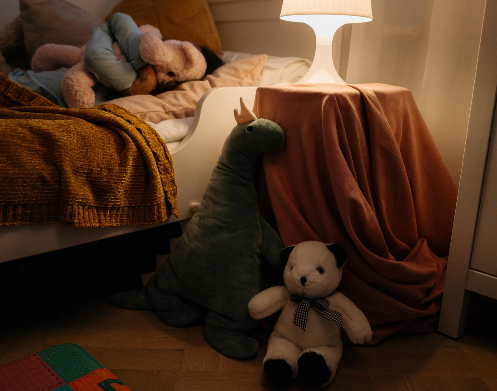 睡覺開小夜燈、滑手機都中！醫示警3超常見睡眠習慣：心肌梗塞風險增47%