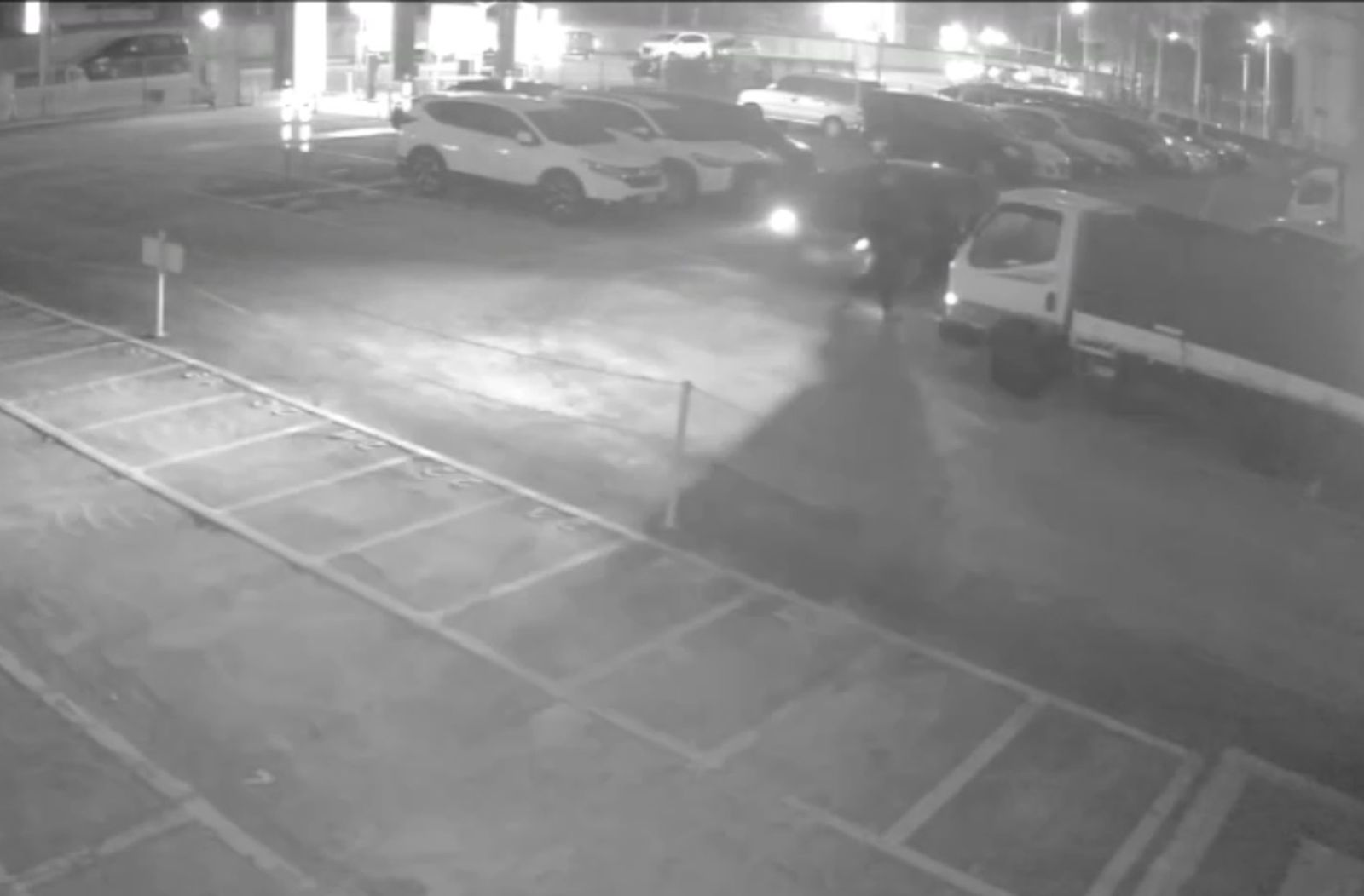 停車場監視器拍到詹男曾搭車前往停車場。翻攝畫面