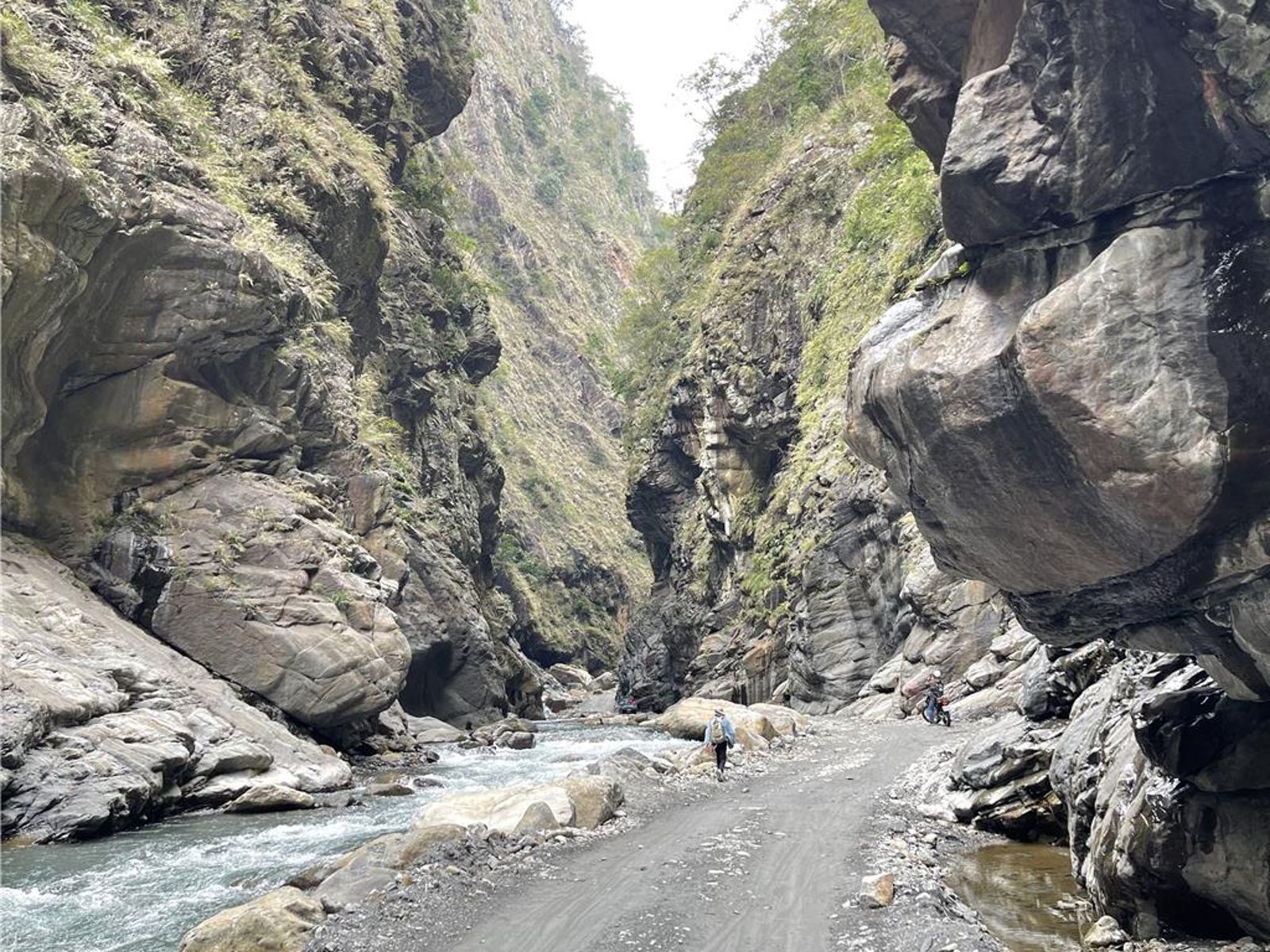 無視告示硬闖北港溪峽谷秘境　58歲婦遭落石爆頭命危