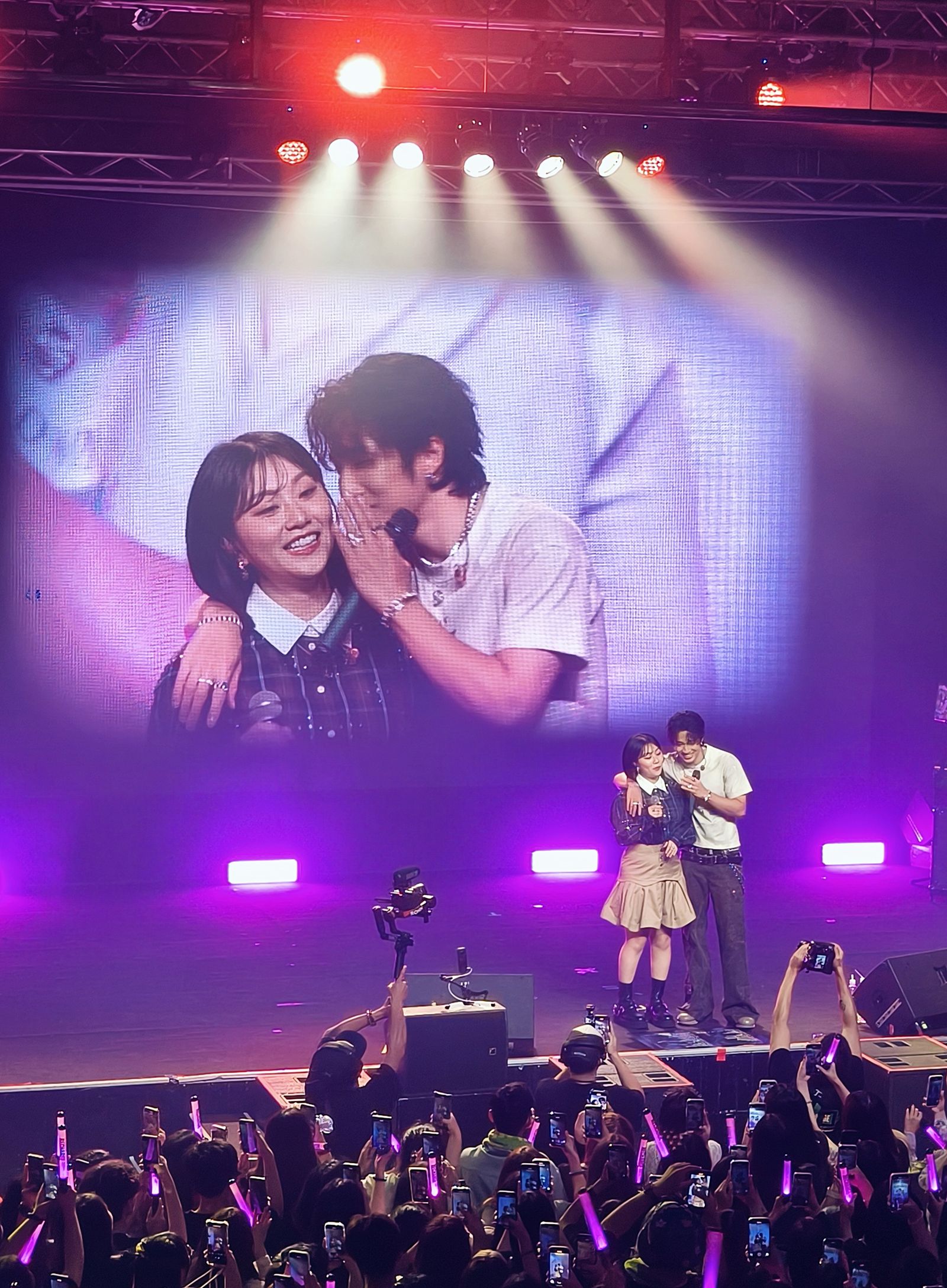 婁峻碩與焦凡凡在台上宣布喜訊。讀者提供